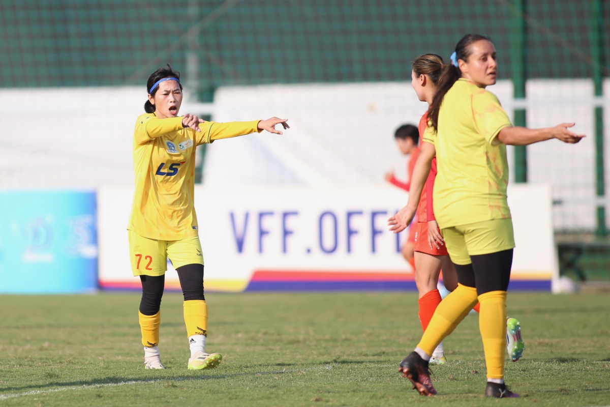 Huỳnh Như đối đầu tuyển nữ Việt Nam 3