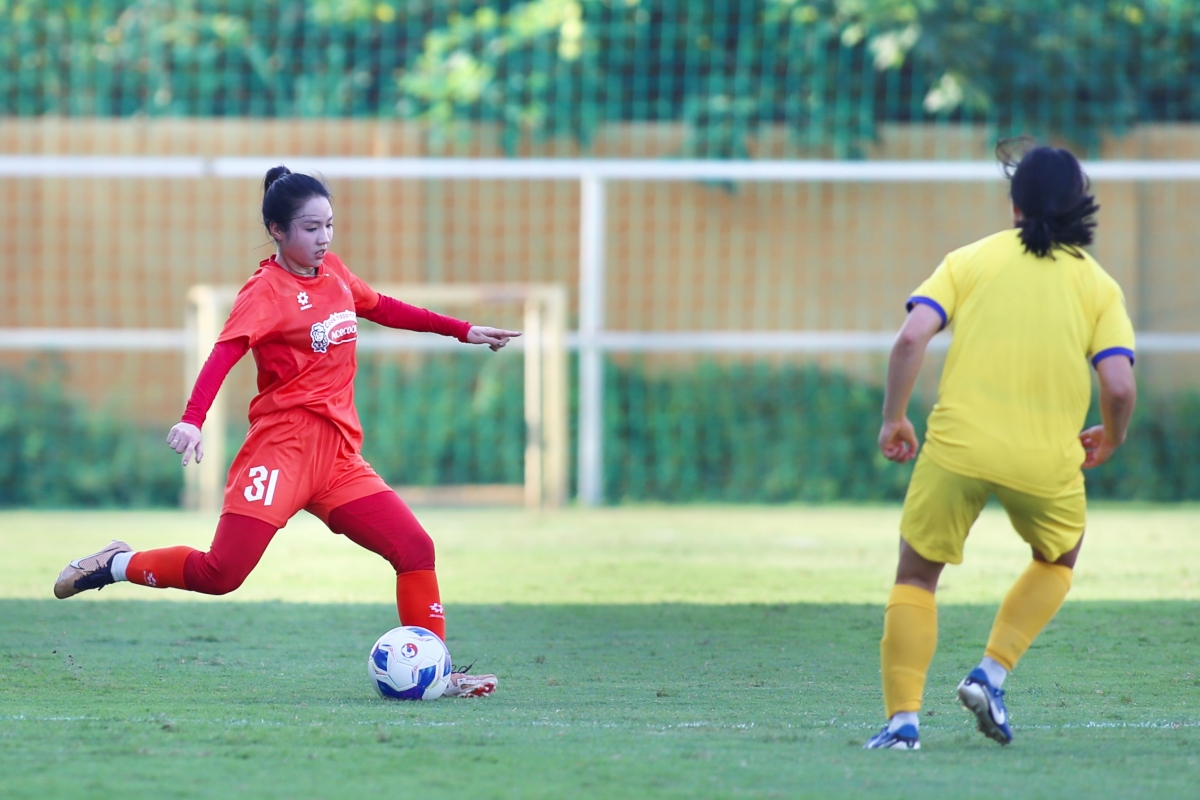 Huỳnh Như đối đầu tuyển nữ Việt Nam 5