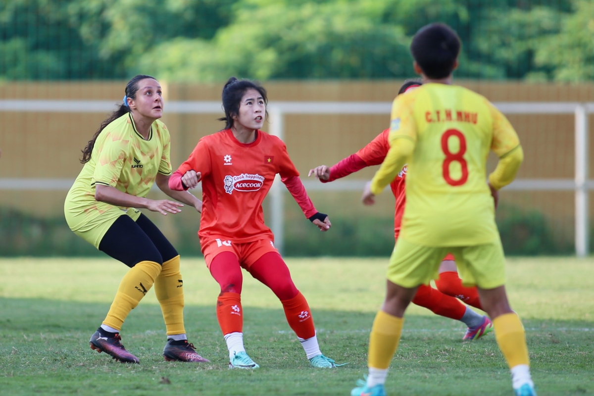 Huỳnh Như đối đầu tuyển nữ Việt Nam 7