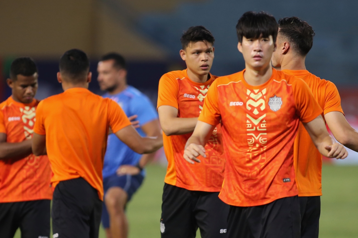 Pansa và dàn sao tuyển Thái Lan làm quen sân Hàng Đẫy 2 Pansa và dàn sao tuyển Thái Lan làm quen sân Hàng Đẫy 2