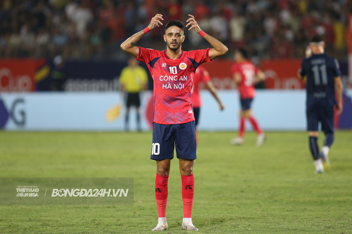 Polking cao tay khiến nhà vua Thái Buriram ăn mừng vì thoát thua 4