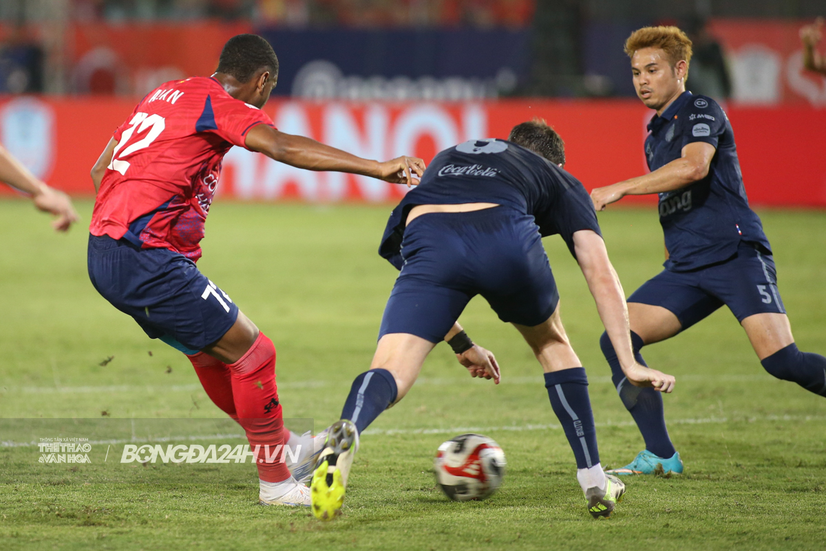 Polking cao tay khiến nhà vua Thái Buriram ăn mừng vì thoát thua 5