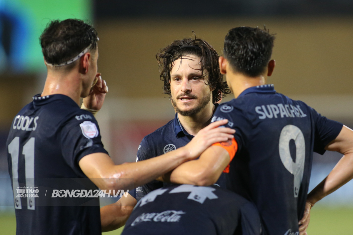 Polking cao tay khiến nhà vua Thái Buriram ăn mừng vì thoát thua 7