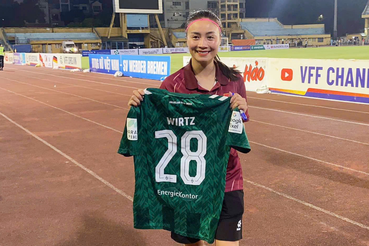Hoang Thi Loan khoe chiec ao ky niem cua Julian Wirtz