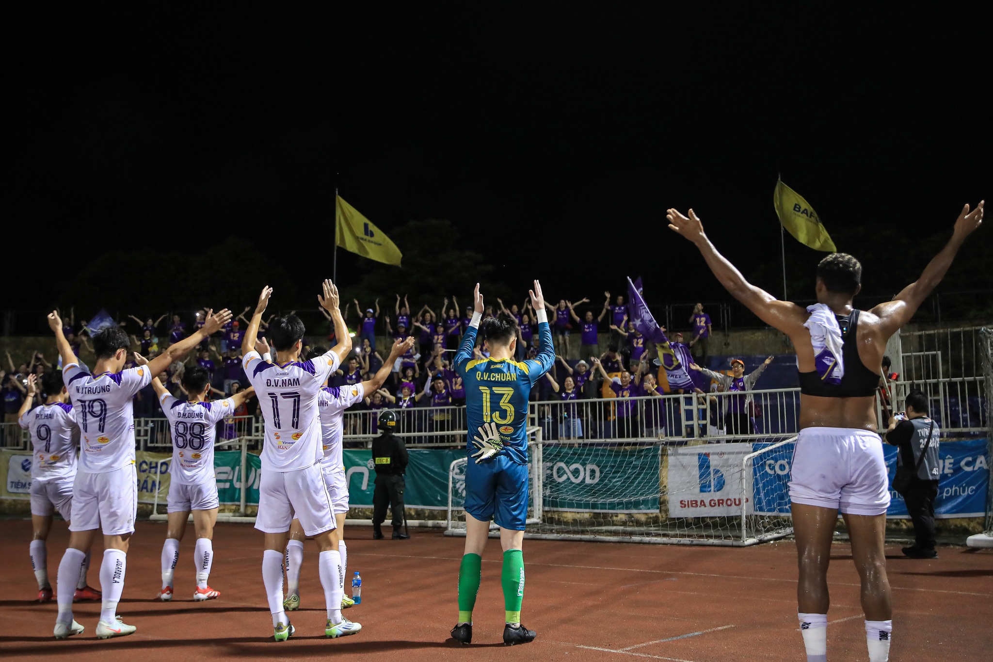 CLB Ha Noi gianh chien thang chat vat truoc SLNA o vong 22 LPBank V.League 2024/25