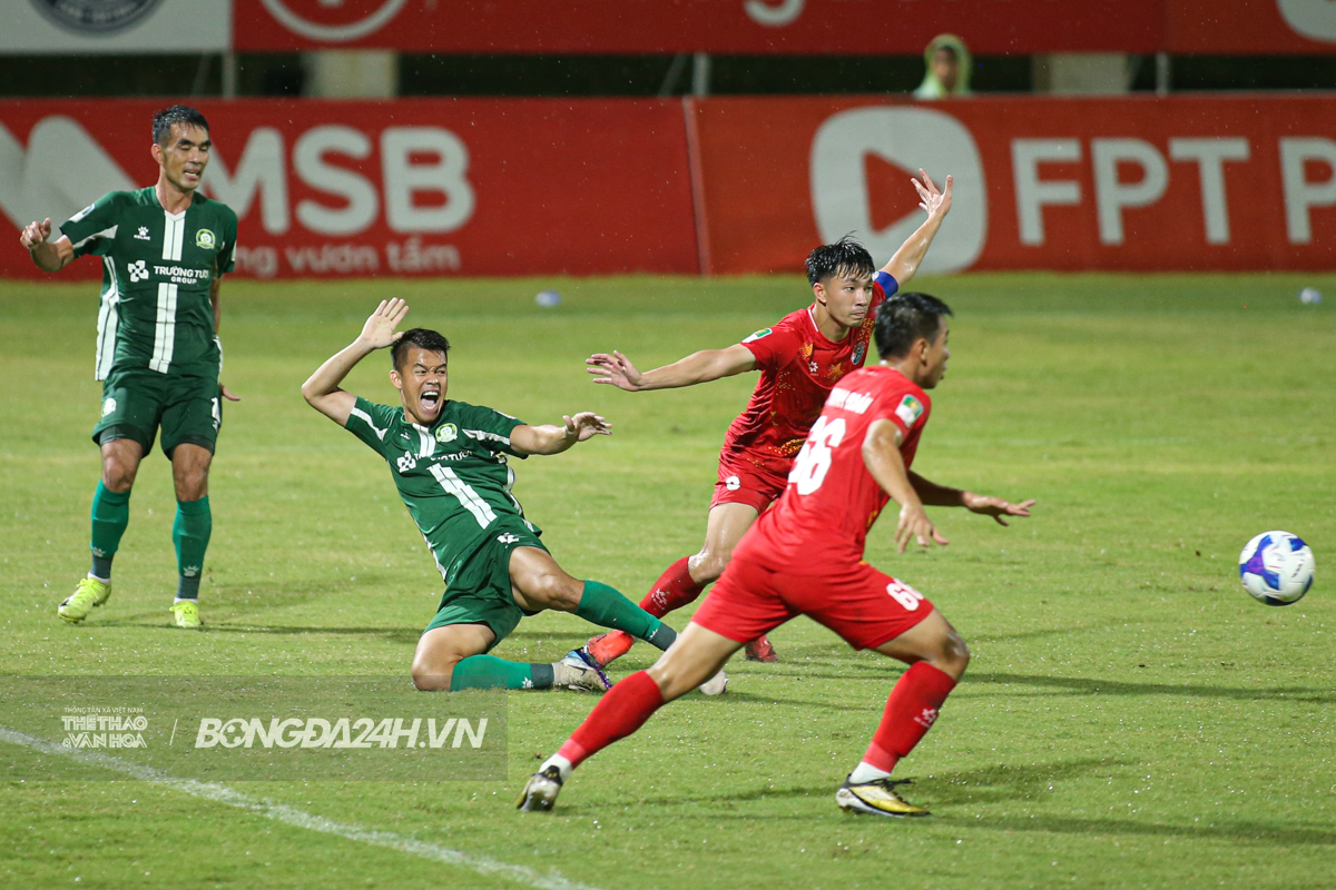 Nỗ lực của Công Phượng không thể ngăn Hoàng Đức vô địch 6