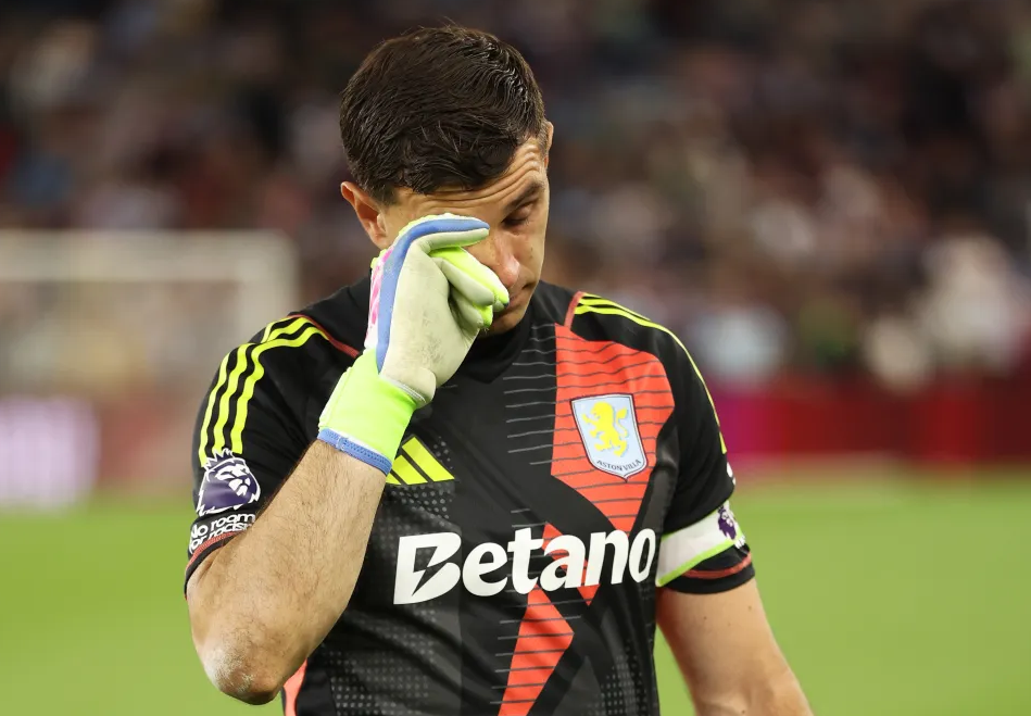 Emiliano Martinez rơi nước mắt trong trận đấu cuối cùng trên sân nhà cho Aston Villa 1 Emiliano Martinez rơi nước mắt trong trận đấu cuối cùng trên sân nhà cho Aston Villa 1