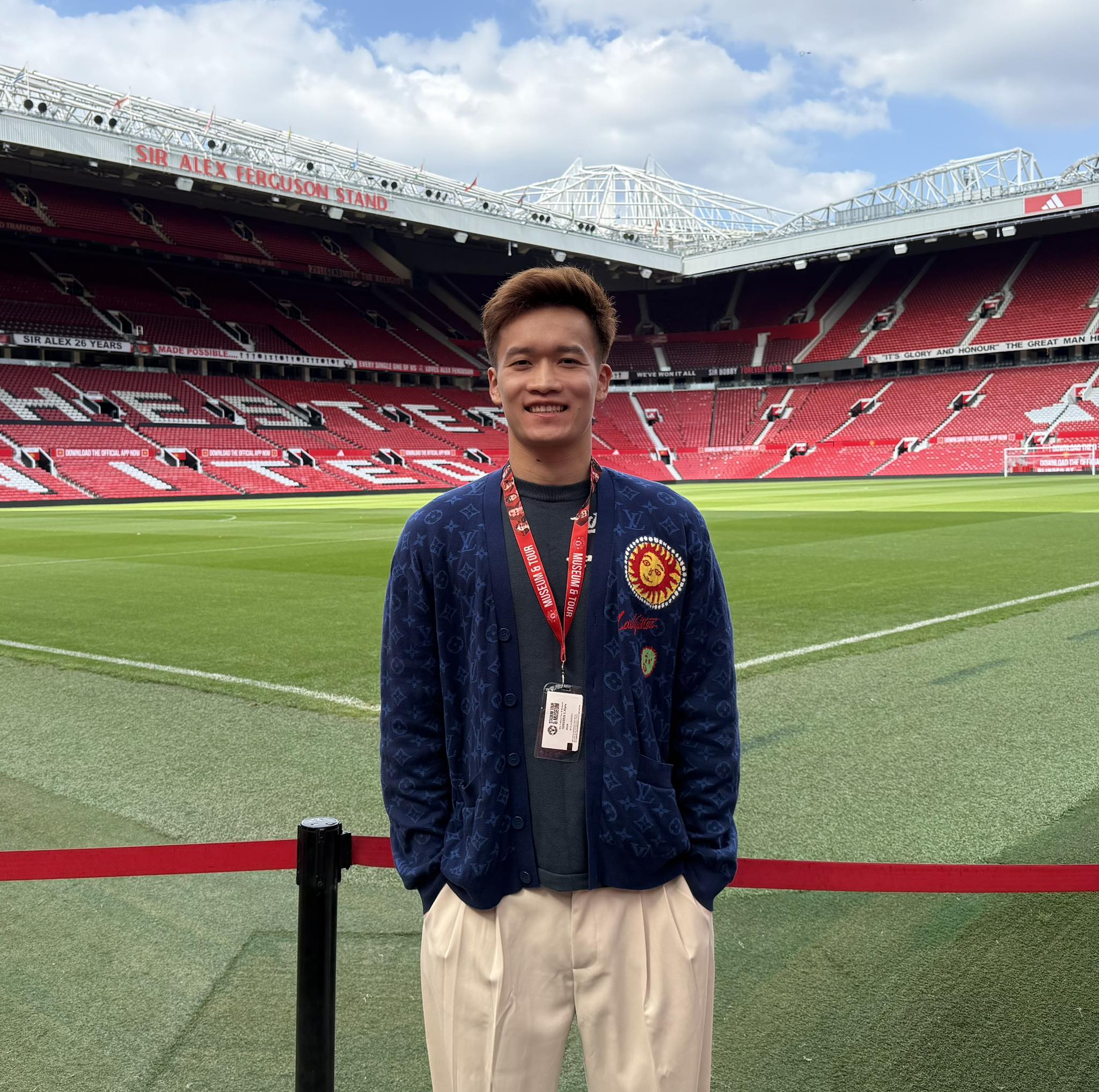 Hoàng Đức tới Old Trafford khi được Man City mời sang Anh 1
