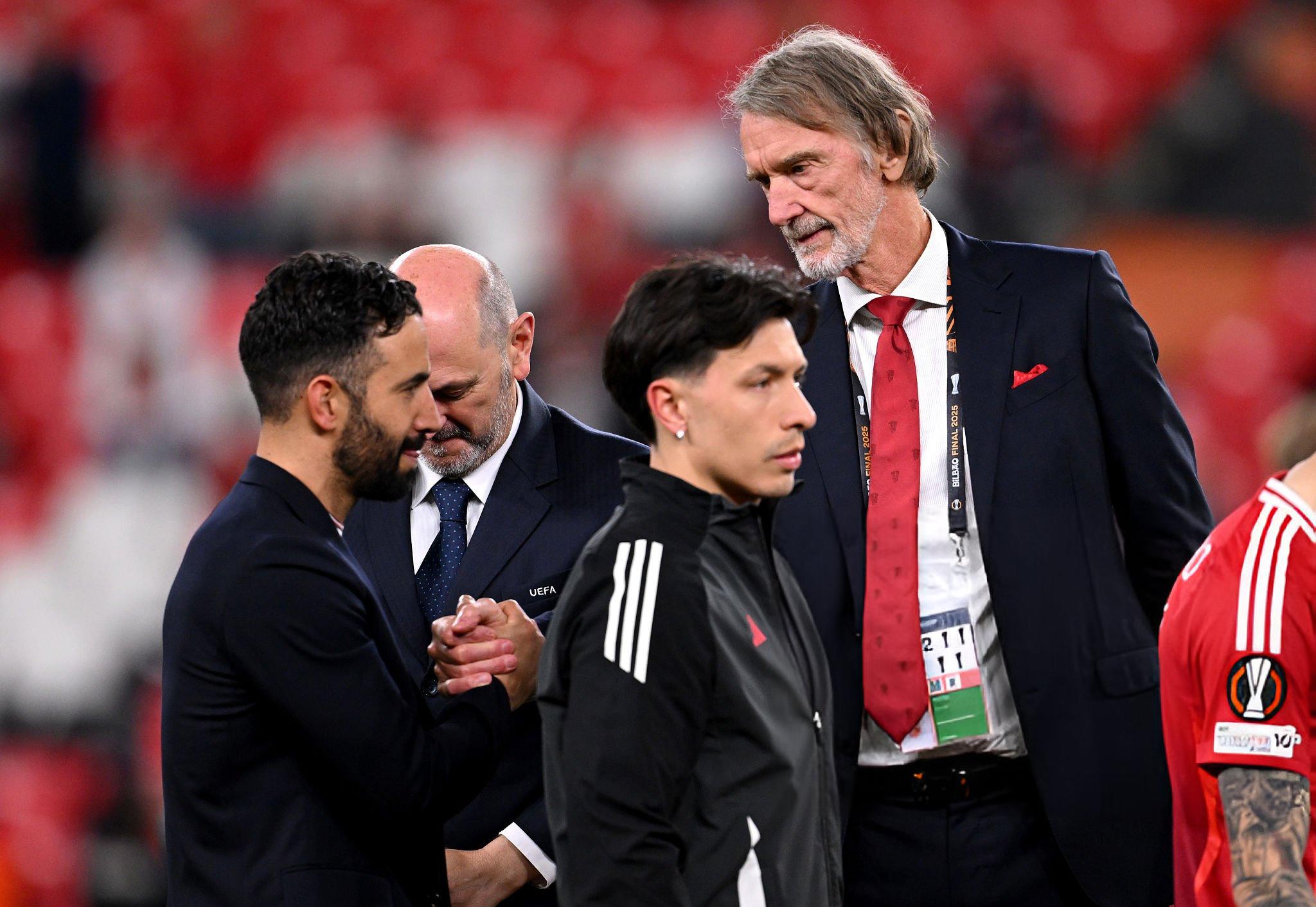 Khi Man United không còn chịu đóng “thuế Man United” 4