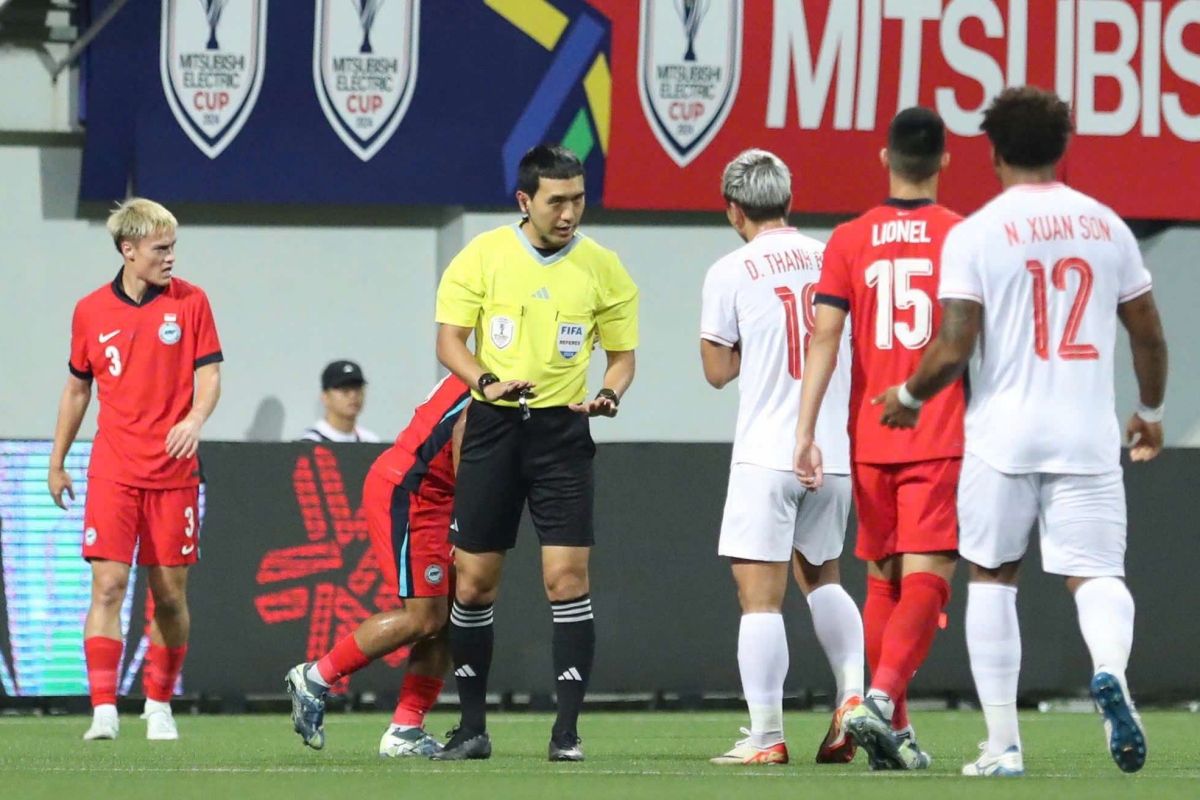 Trong tai Kim Woo Sung dieu hanh tran derby thu do