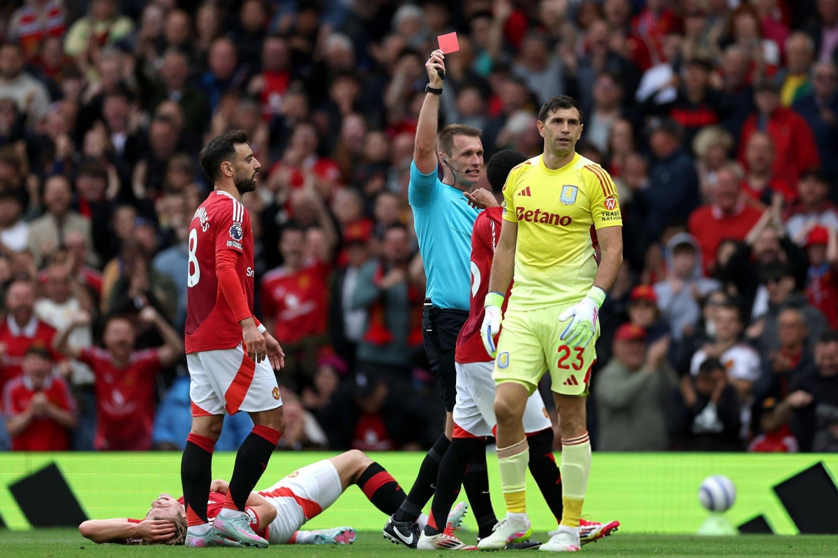 Thu mon Emiliano Martinez nhan the do truc tiep nhung phut cuoi hiep 1