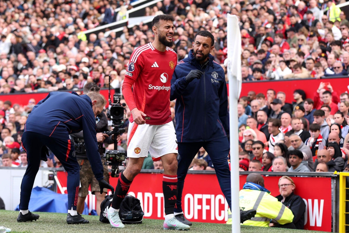 Noussair Mazraoui dính chấn thương và rời sân trong hiệp 1 Noussair Mazraoui dinh chan thuong va roi san trong hiep 1