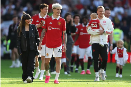 HLV Amorim lên tiếng về tương lai Garnacho. HLV Amorim len tieng ve tuong lai Garnacho.