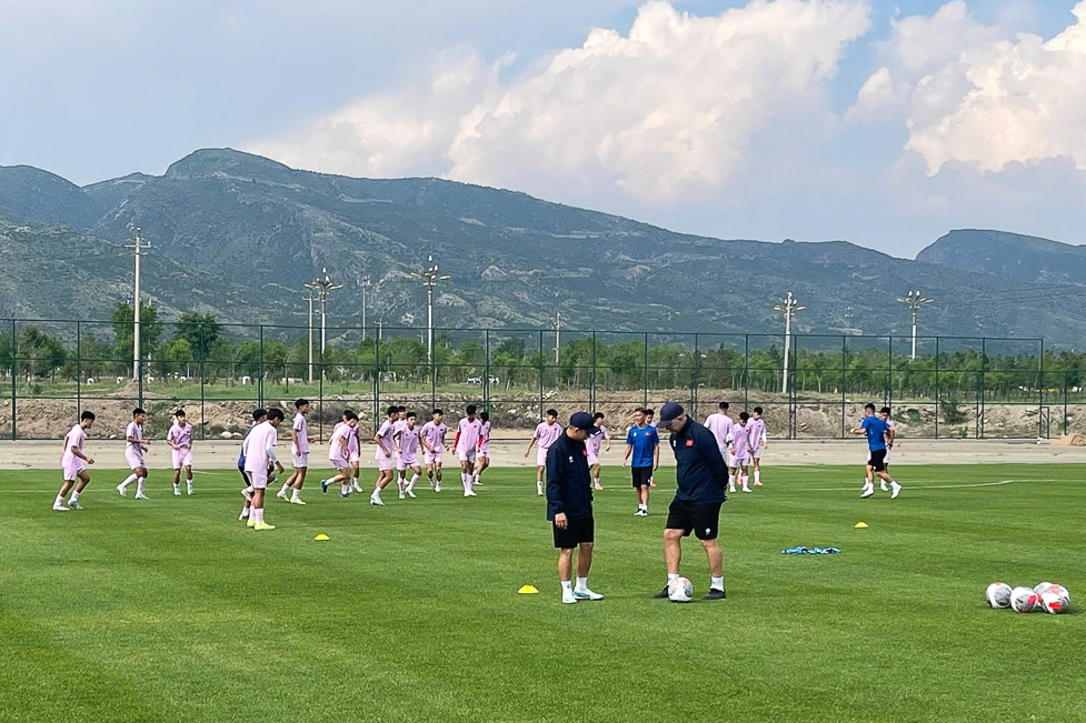 dT U16 Viet Nam tap buoi dau o Noi Mong