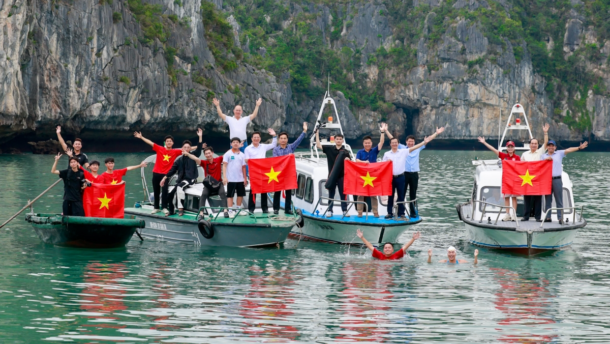 Ánh Viên kéo thuyền cho Đỗ Kim Phúc tâng bóng trên biển 1