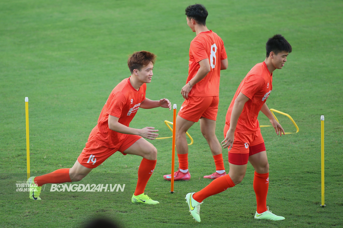 ĐT Việt Nam thiếu 8 cầu thủ trong buổi tập đầu tiên 7