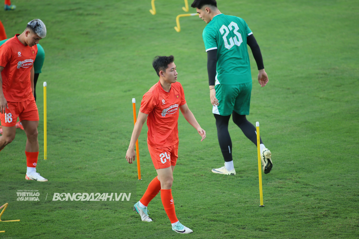 ĐT Việt Nam thiếu 8 cầu thủ trong buổi tập đầu tiên 9