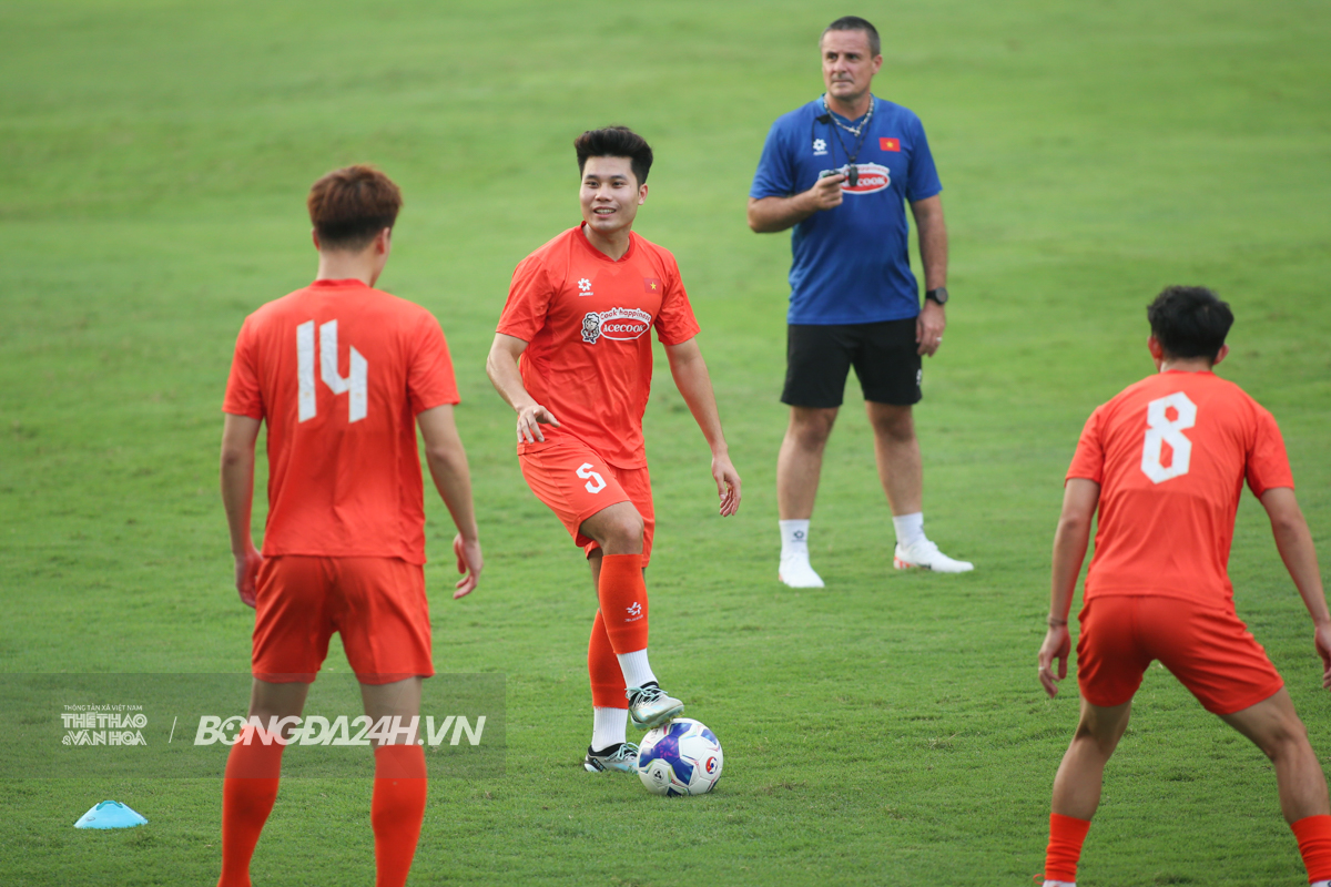 ĐT Việt Nam thiếu 8 cầu thủ trong buổi tập đầu tiên 6