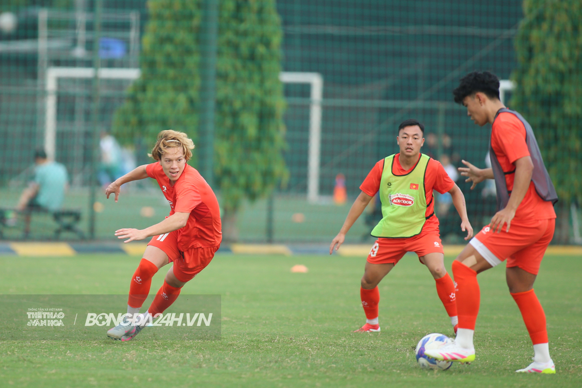 Bùi Alex tập buổi đầu tiên cùng ĐT U22 Việt Nam 2 Bùi Alex tập buổi đầu tiên cùng ĐT U22 Việt Nam 2