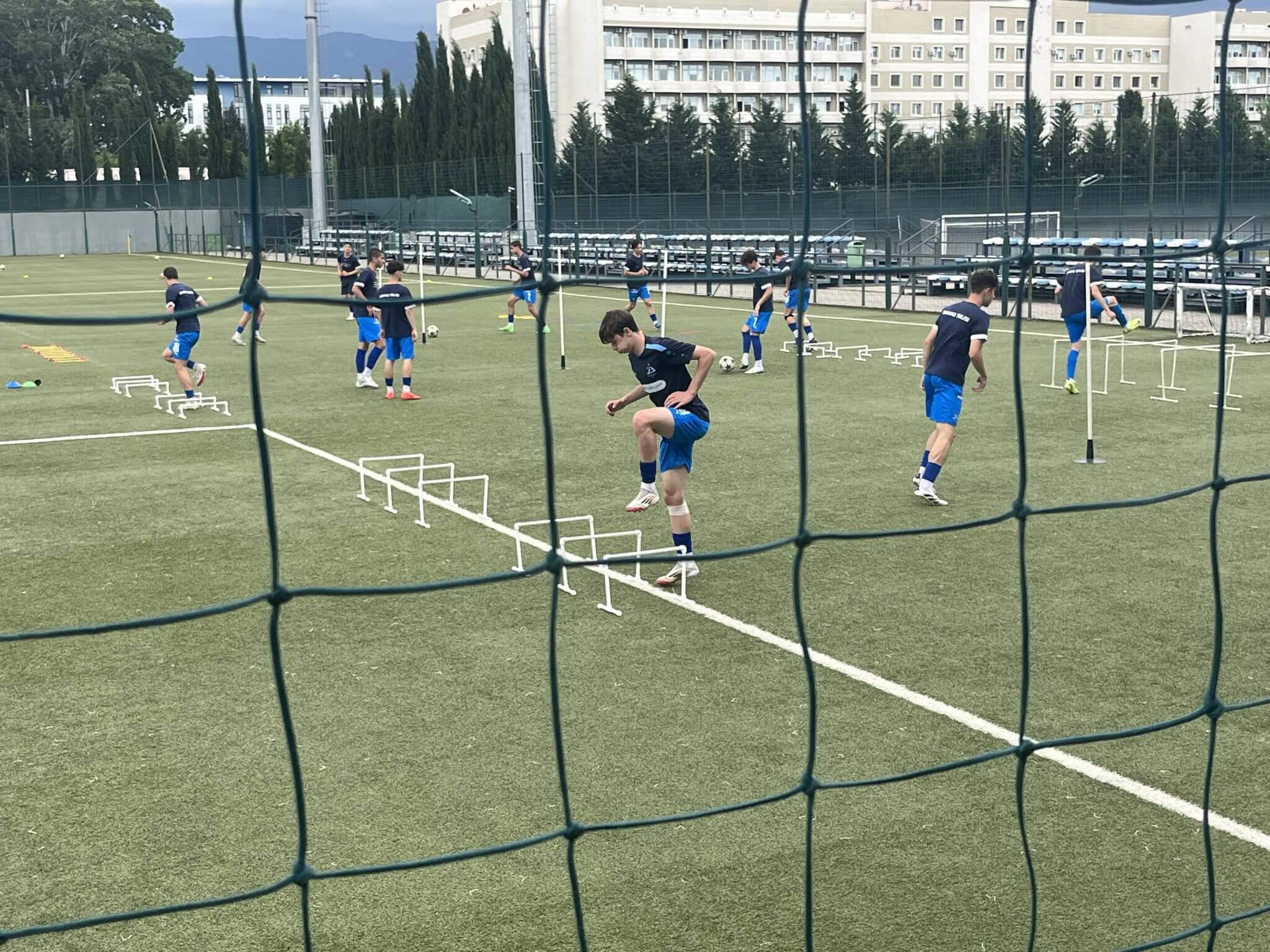 Kvaratskhelia Cậu bé chơi bóng bên cánh cổng sắt và giấc mơ chinh phục châu Âu 7 Kvaratskhelia Cậu bé chơi bóng bên cánh cổng sắt và giấc mơ chinh phục châu Âu 7