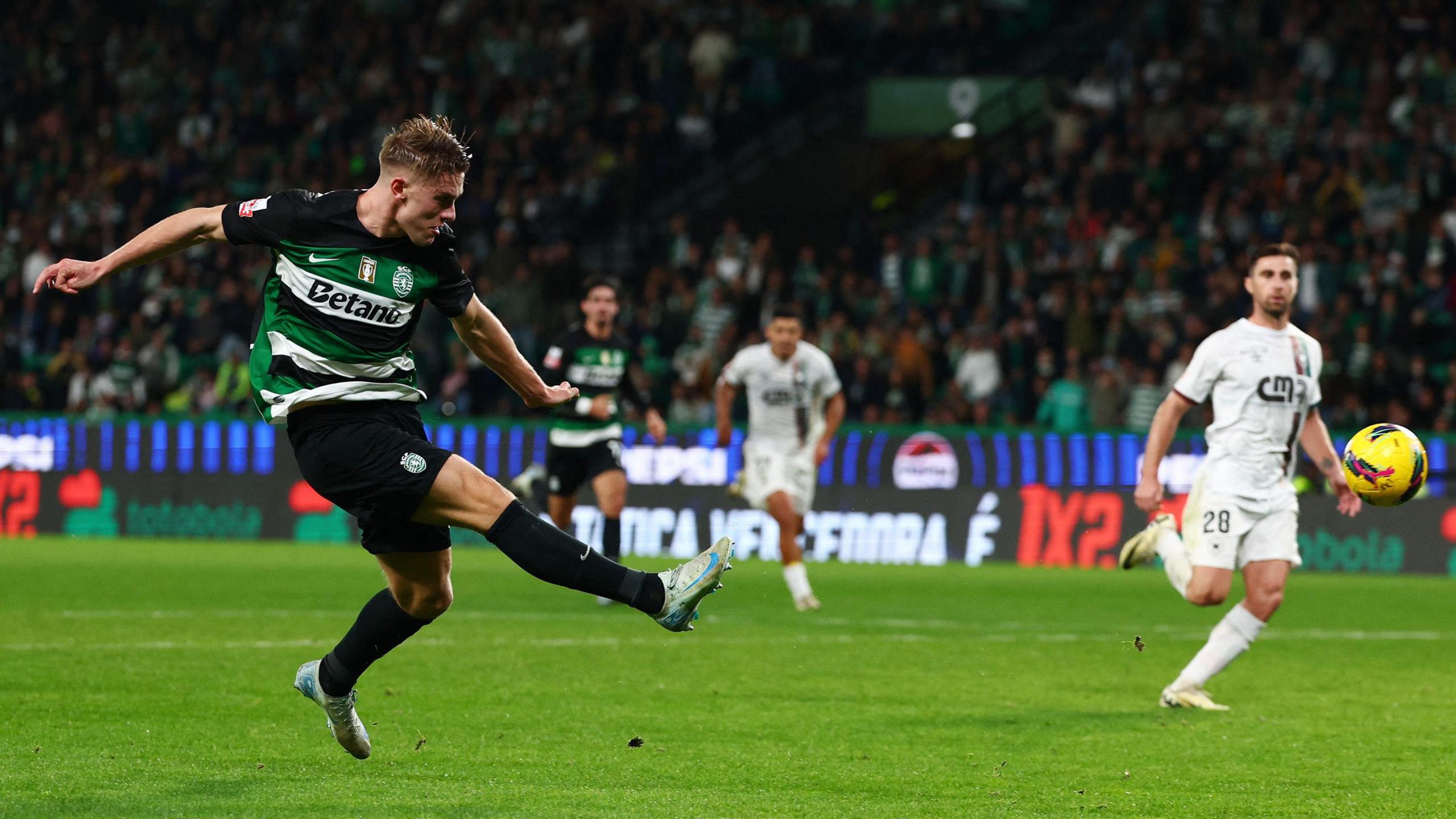 Victor Gyokeres hay Benjamin Sesko Canh bạc quyết định mùa giải 202526 của Arsenal 5 Victor Gyokeres hay Benjamin Sesko Canh bạc quyết định mùa giải 202526 của Arsenal 5