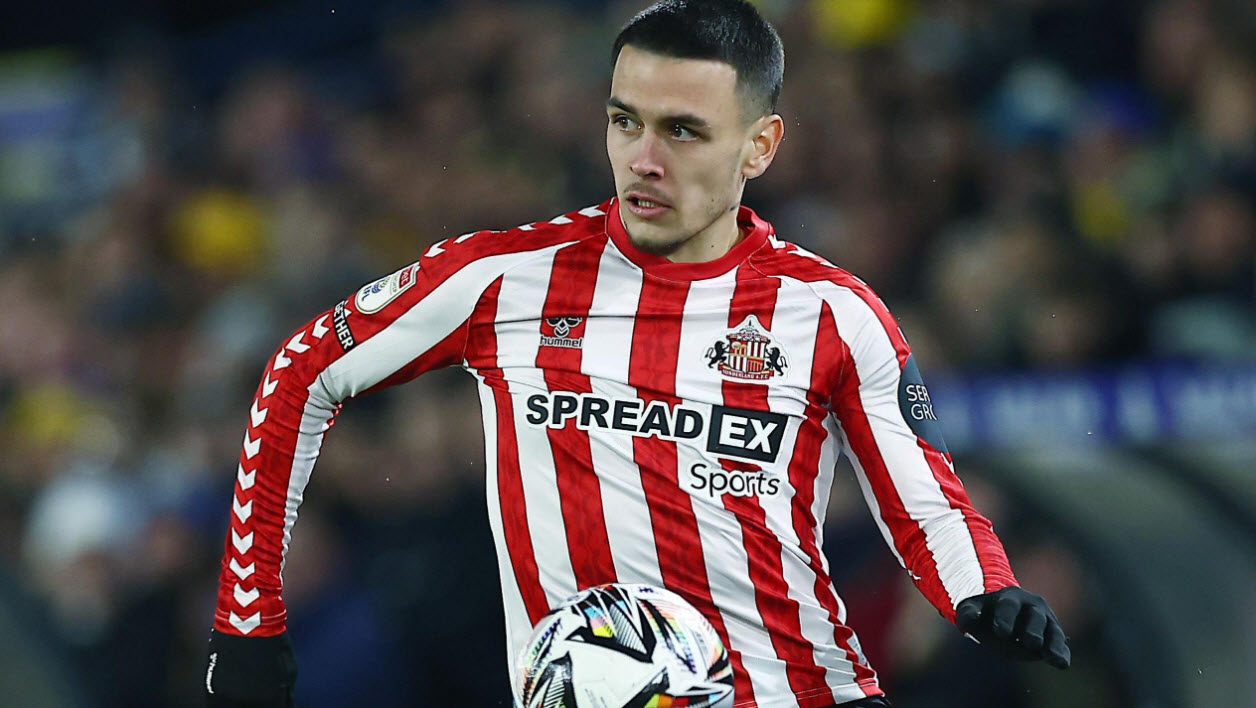 Tiền vệ Enzo Le Fee