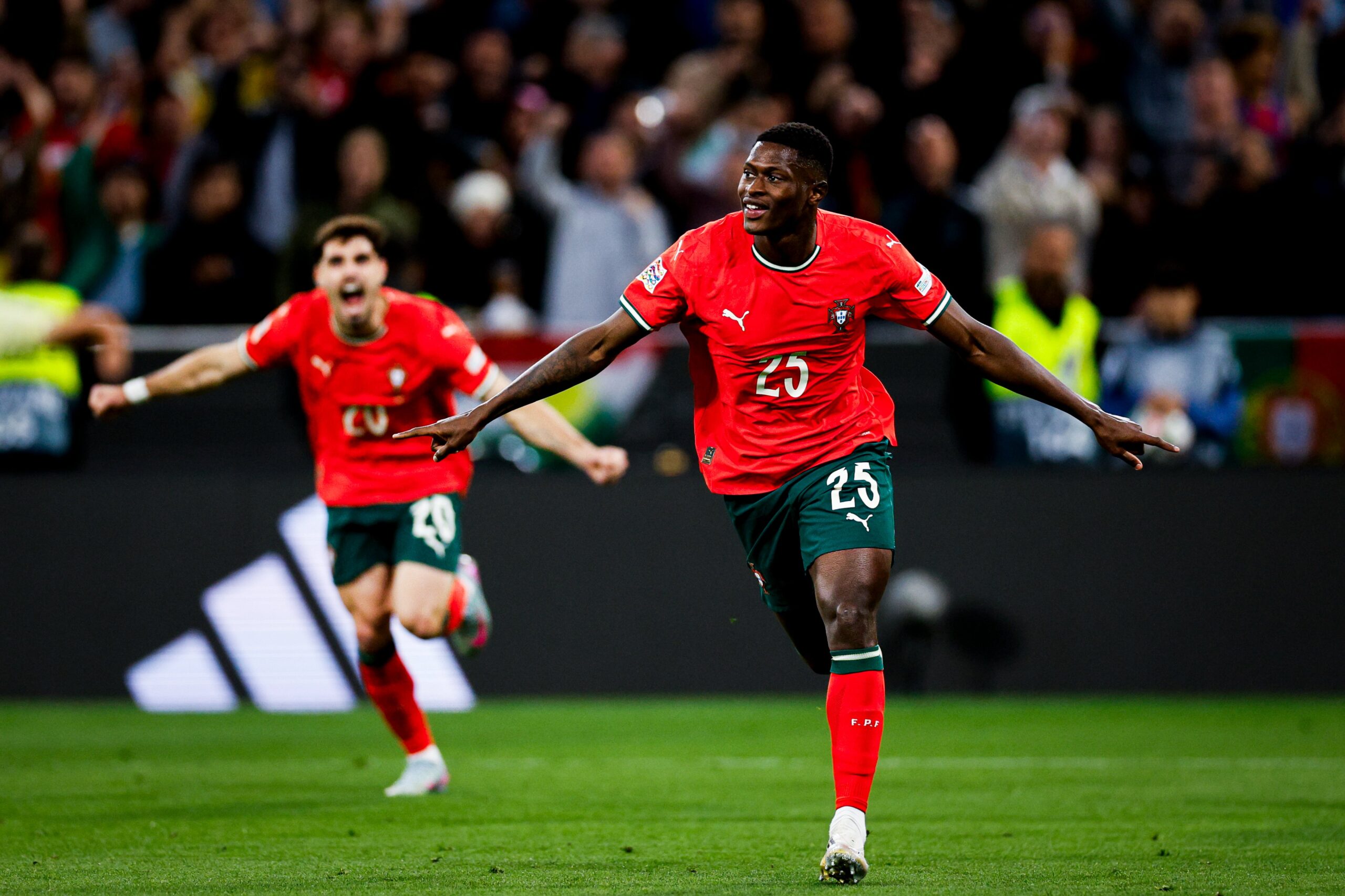 Nuno Mendes Nỗi đau sau lưng, đỉnh cao trước mắt 2