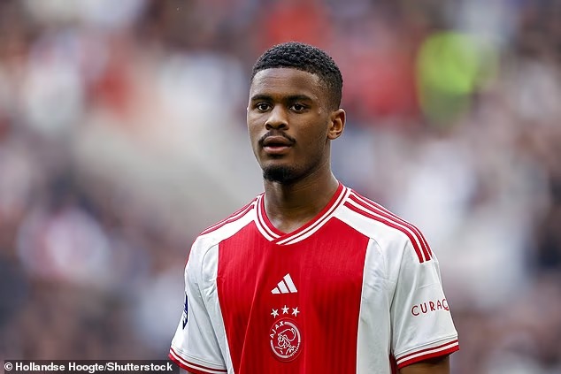 Jorrel Hato nam trong tam ngam cua Arsenal
