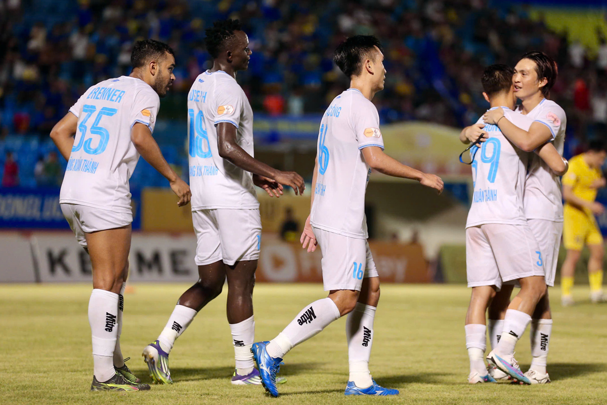 Chức vô địch thuyết phục của Nam Định 4