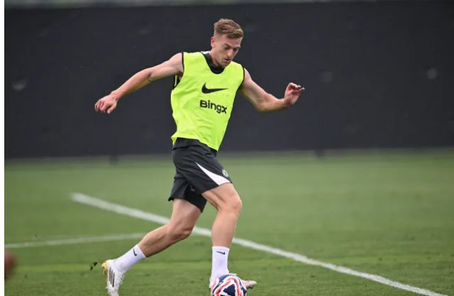 Liam Delap ghi điểm trong mắt CĐV Chelsea Liam Delap ghi diem trong mat CdV Chelsea