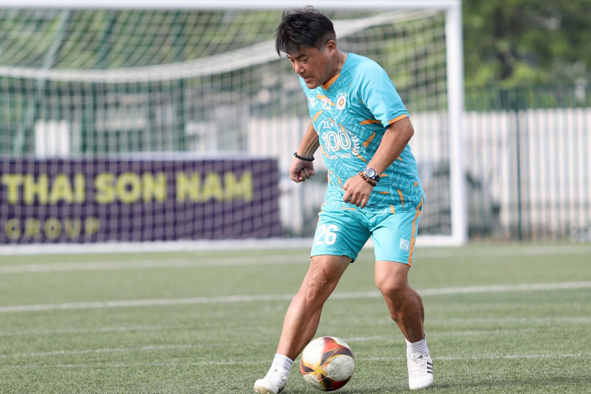 HLV Polking, Teguramori xỏ giày trong trận đấu đặc biệt 2 HLV Polking, Teguramori xỏ giày trong trận đấu đặc biệt 2