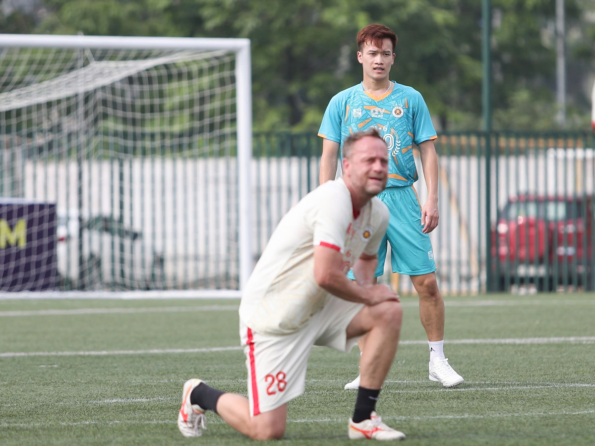 HLV Polking, Teguramori xỏ giày trong trận đấu đặc biệt 6 HLV Polking, Teguramori xỏ giày trong trận đấu đặc biệt 6