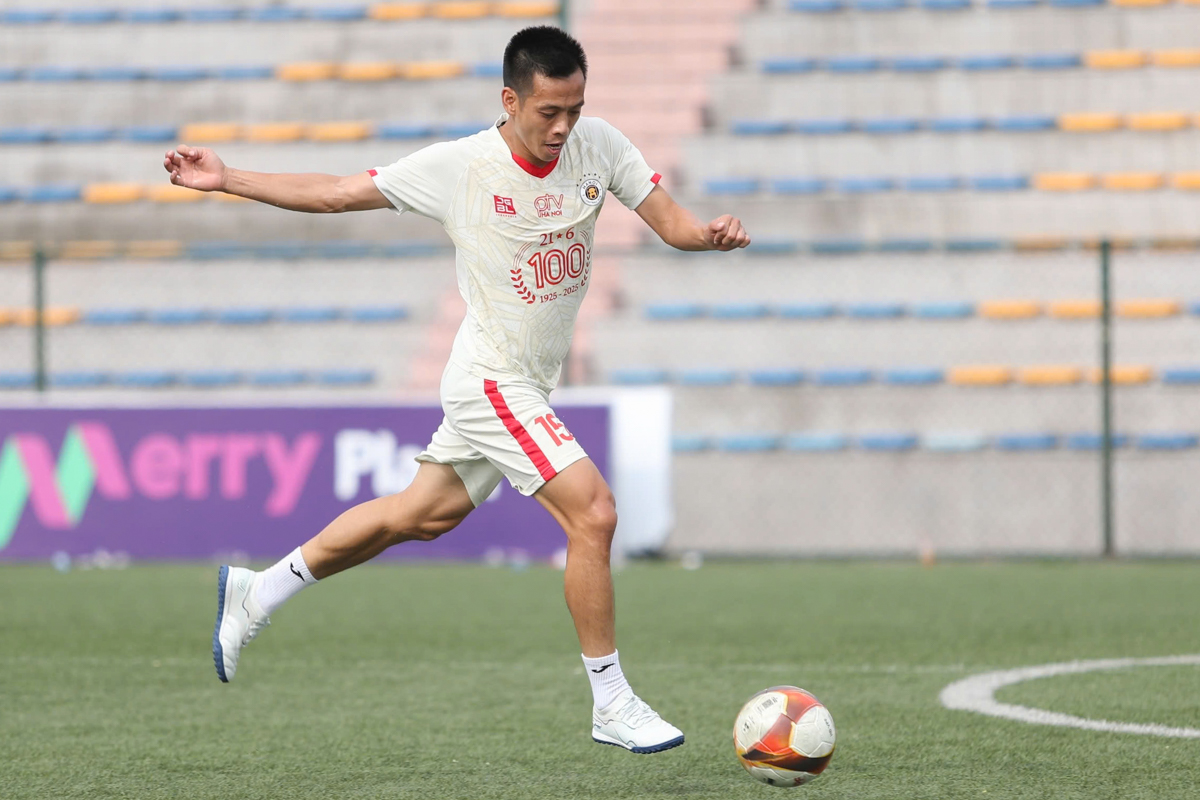 HLV Polking, Teguramori xỏ giày trong trận đấu đặc biệt 7 HLV Polking, Teguramori xỏ giày trong trận đấu đặc biệt 7