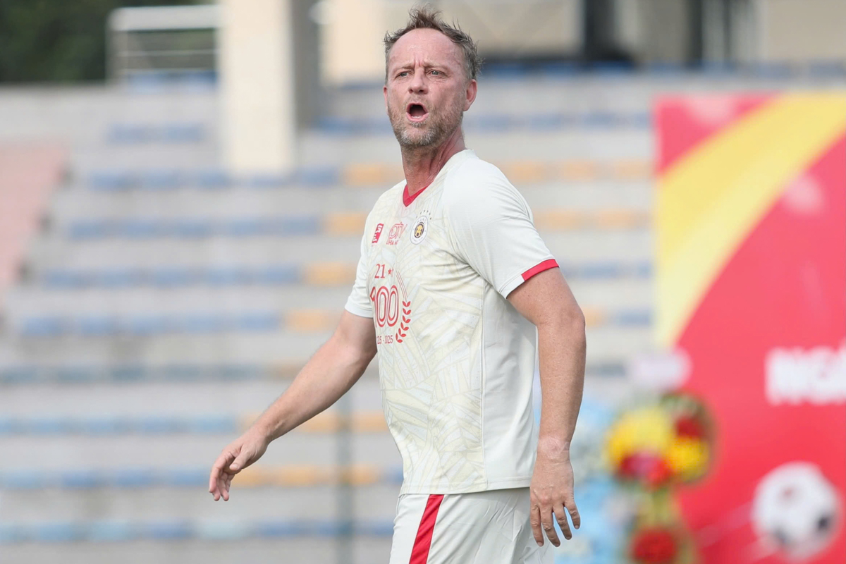 HLV Polking, Teguramori xỏ giày trong trận đấu đặc biệt 3 HLV Polking, Teguramori xỏ giày trong trận đấu đặc biệt 3