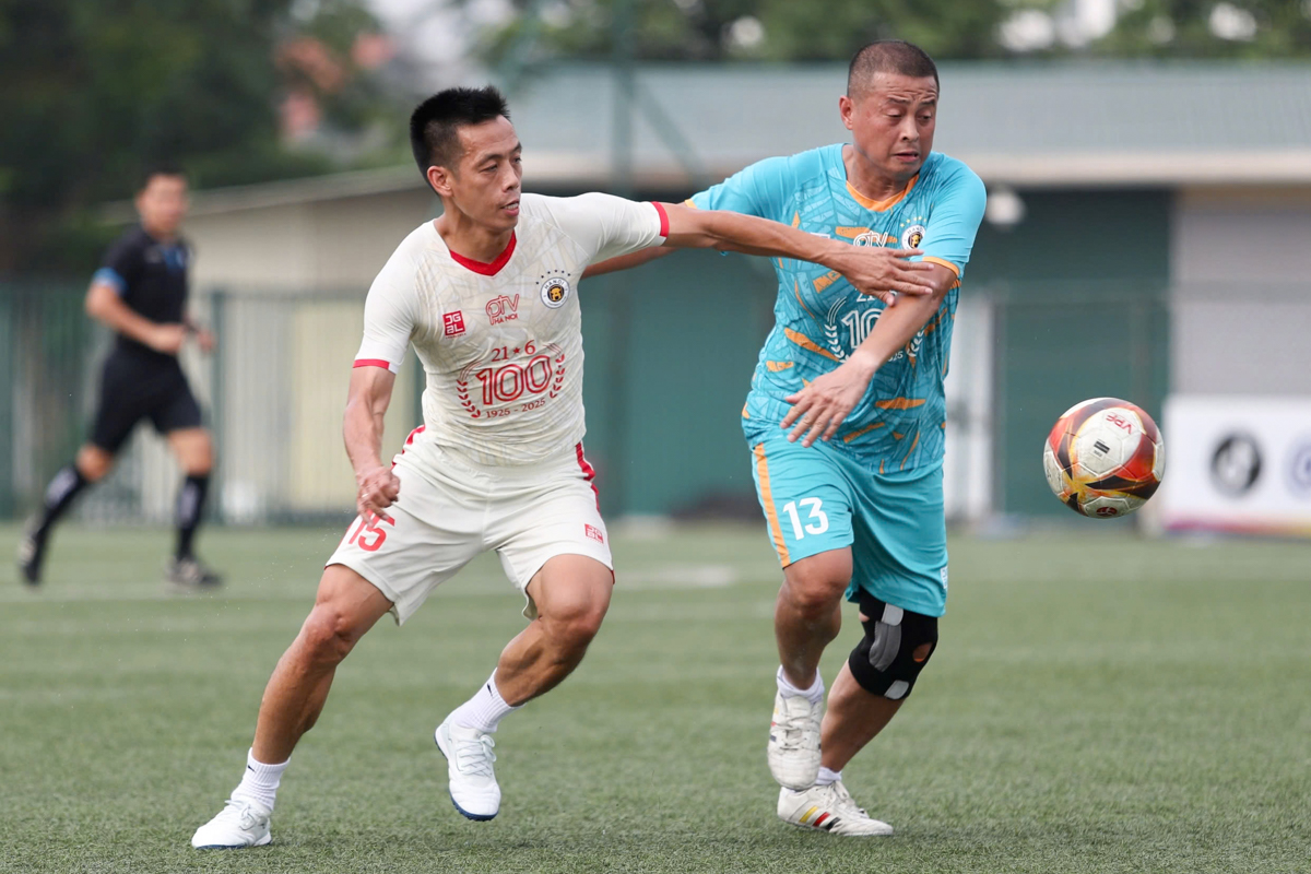 HLV Polking, Teguramori xỏ giày trong trận đấu đặc biệt 4 HLV Polking, Teguramori xỏ giày trong trận đấu đặc biệt 4