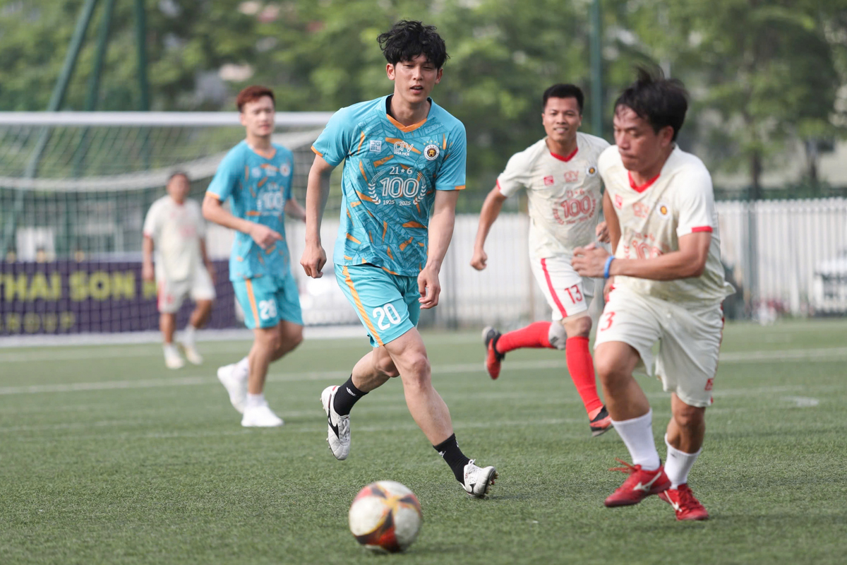 HLV Polking, Teguramori xỏ giày trong trận đấu đặc biệt 5 HLV Polking, Teguramori xỏ giày trong trận đấu đặc biệt 5