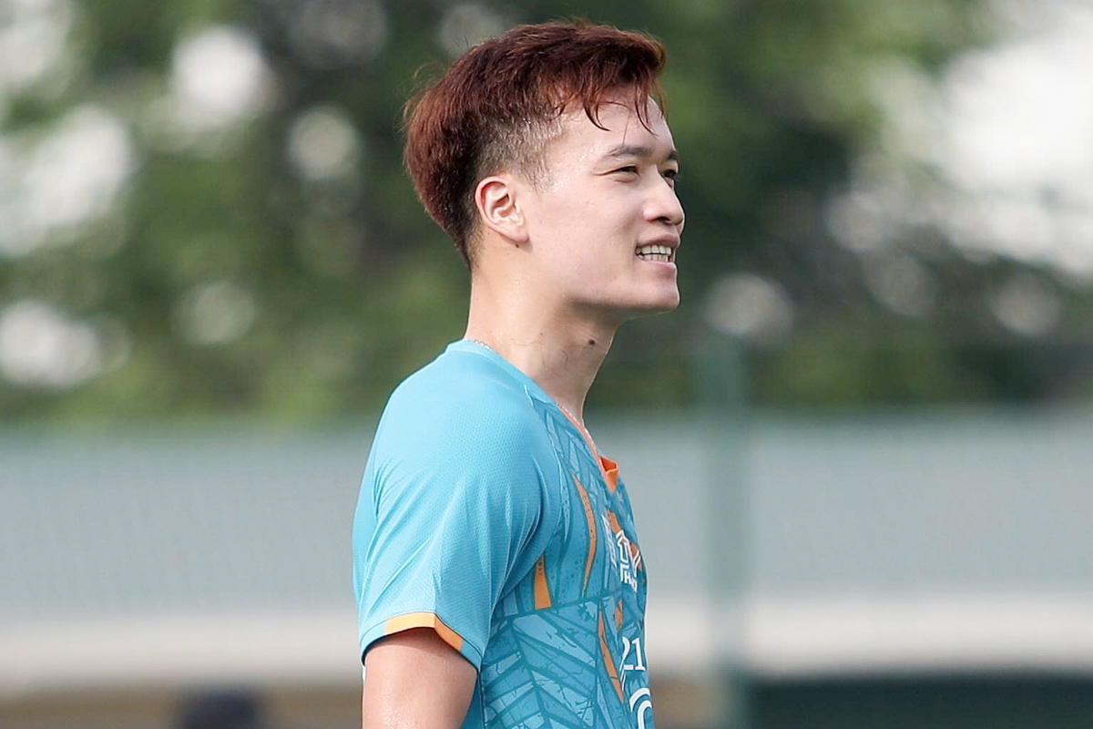 HLV Polking, Teguramori xỏ giày trong trận đấu đặc biệt 1 HLV Polking, Teguramori xỏ giày trong trận đấu đặc biệt 1