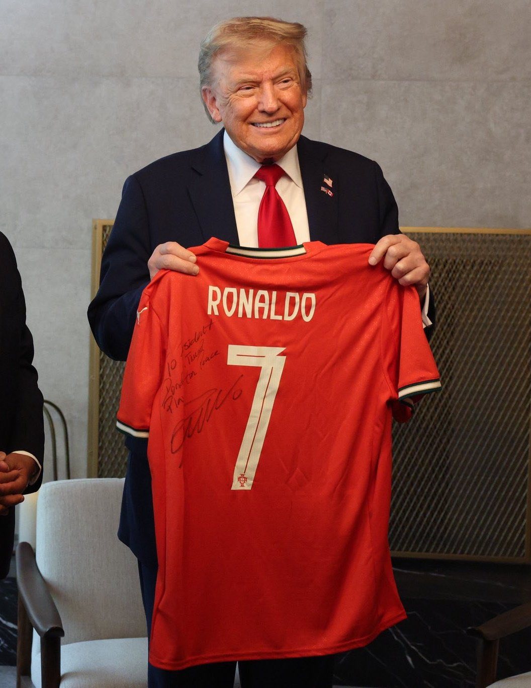 VIDEO Cristiano Ronaldo gửi quà cho Tổng thống Mỹ Donald Trump kèm thông điệp đặc biệt 2