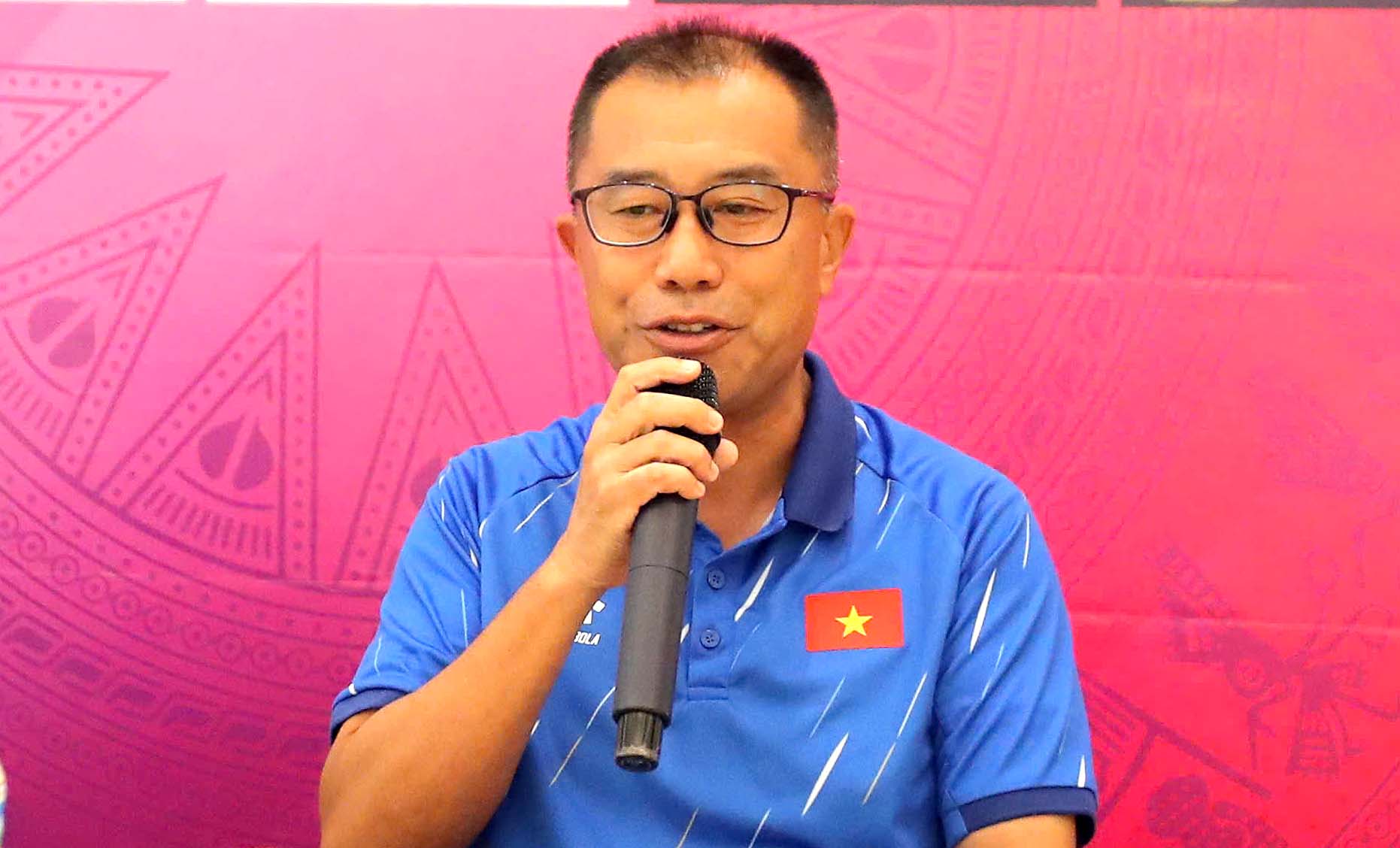 HLV Okiyama Masahiko cua U19 nu Viet Nam