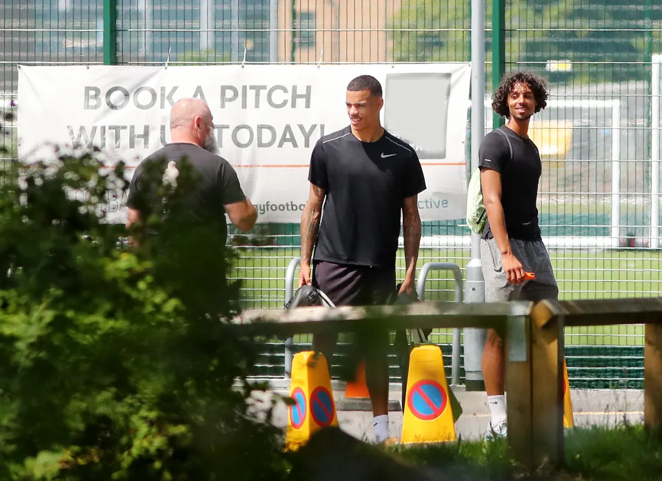 Tro lai Manchester Mason Greenwood tap luyen cung dong doi cu o MU