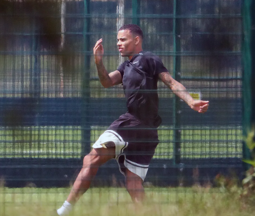 Trở lại Manchester, Mason Greenwood tập luyện cùng đồng đội cũ ở MU 2