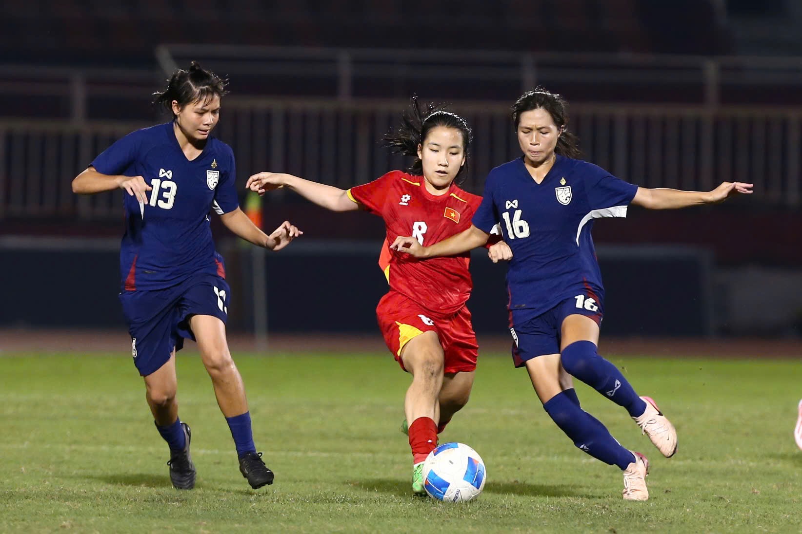 U19 nữ Việt Nam để thua U19 nữ Thái Lan trong trận chung kết U19 nu Viet Nam de thua U19 nu Thai Lan trong tran chung ket