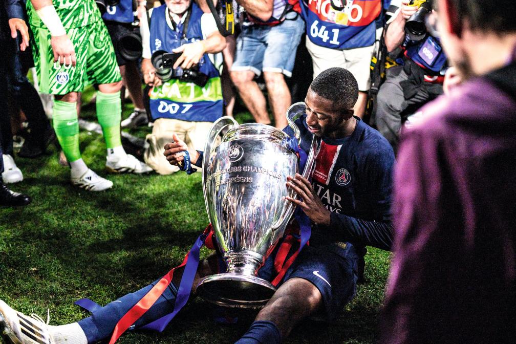 Ousmane Dembele “Tôi thấy đá tiền đạo dễ hơn chơi ở vị trí chạy cánh” 1