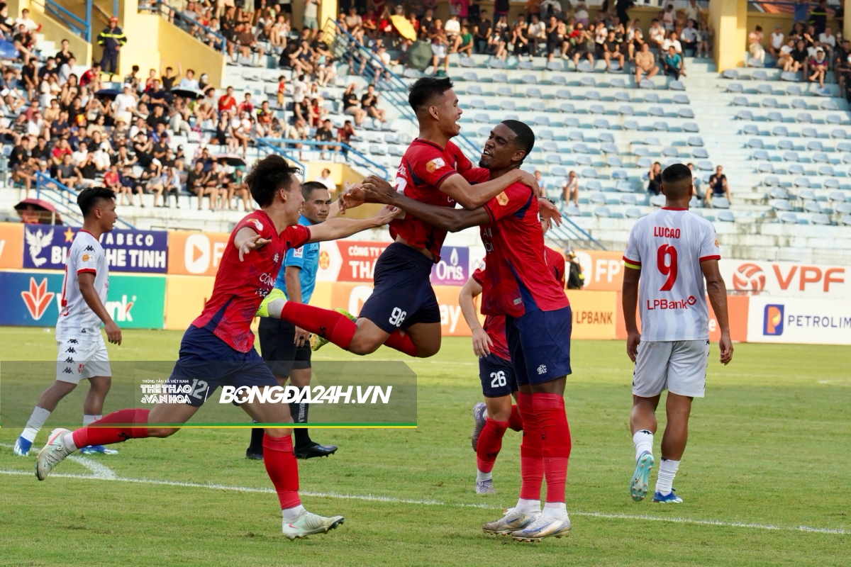 Quang Hải đưa gia đình xuống sân ăn mừng cùng CAHN 2