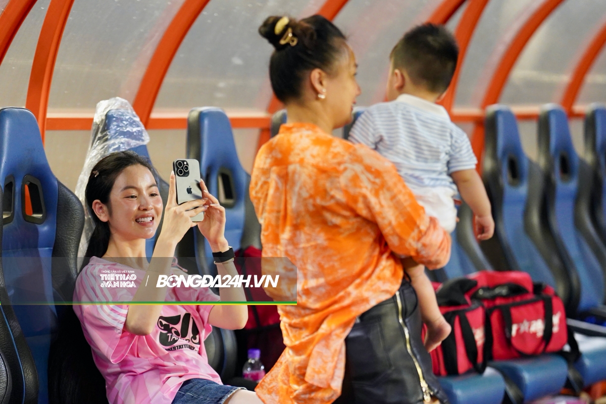 Quang Hải đưa gia đình xuống sân ăn mừng cùng CAHN 4