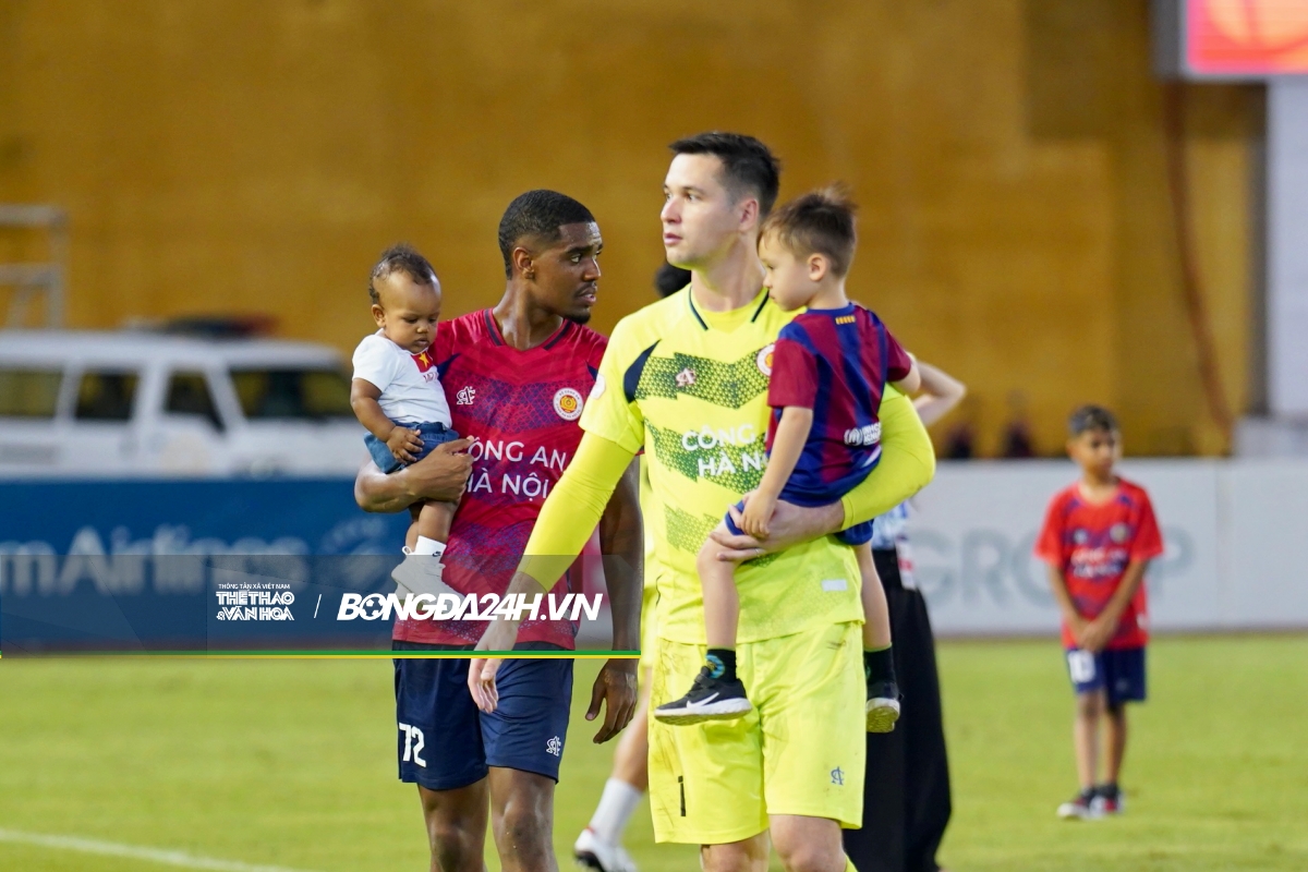 Quang Hải đưa gia đình xuống sân ăn mừng cùng CAHN 5