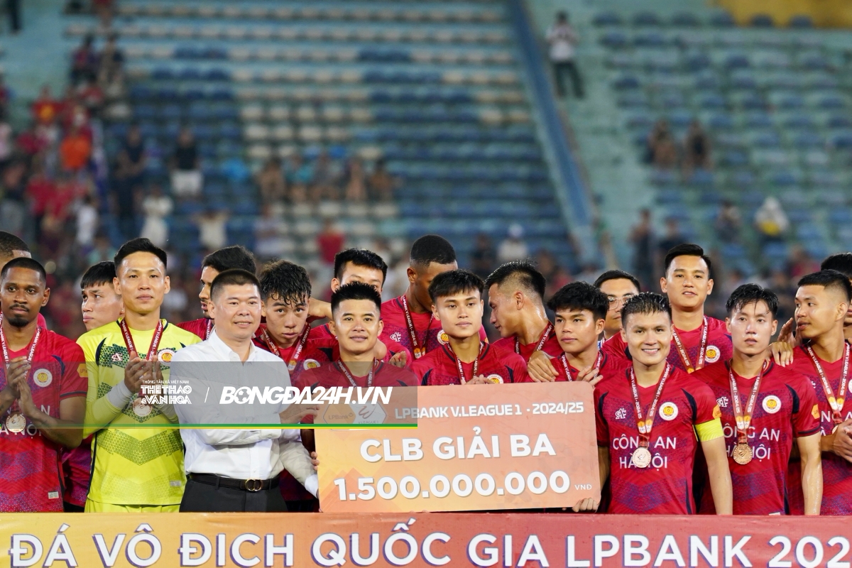 Quang Hải đưa gia đình xuống sân ăn mừng cùng CAHN 3