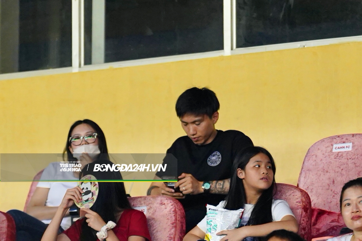 Quang Hải đưa gia đình xuống sân ăn mừng cùng CAHN 6