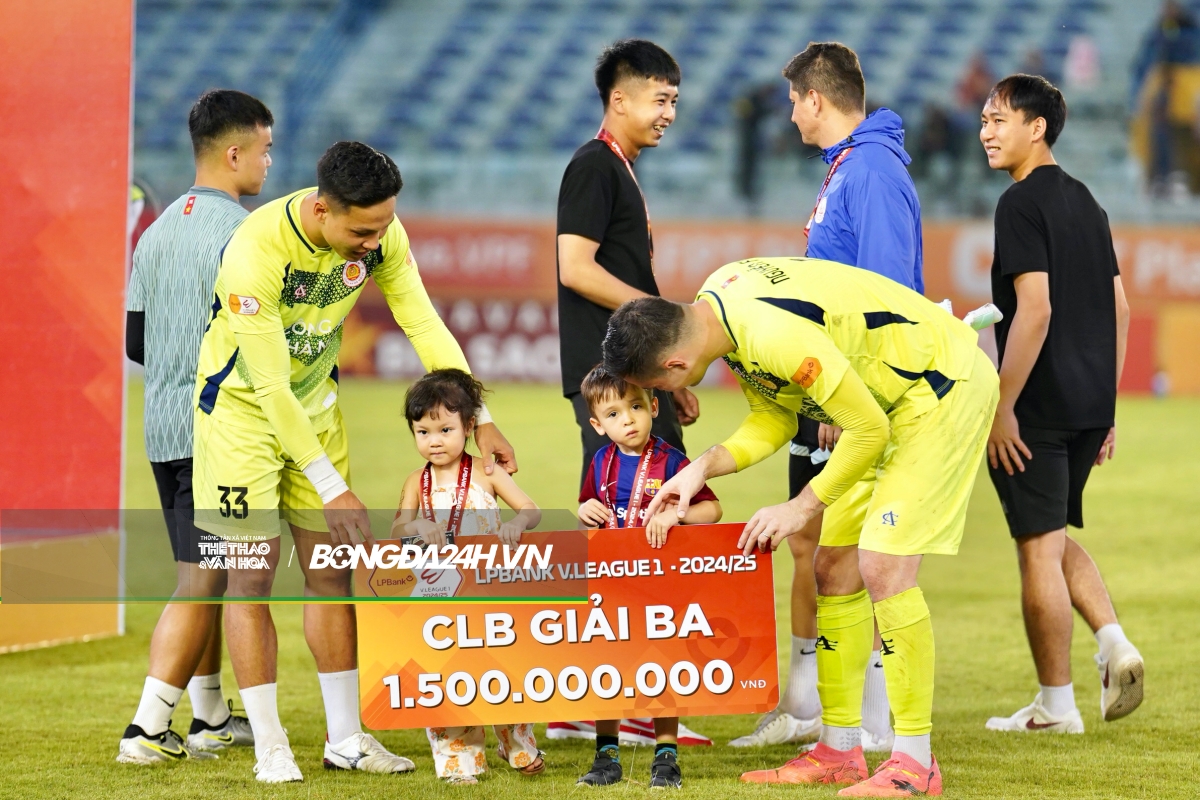 Quang Hải đưa gia đình xuống sân ăn mừng cùng CAHN 7