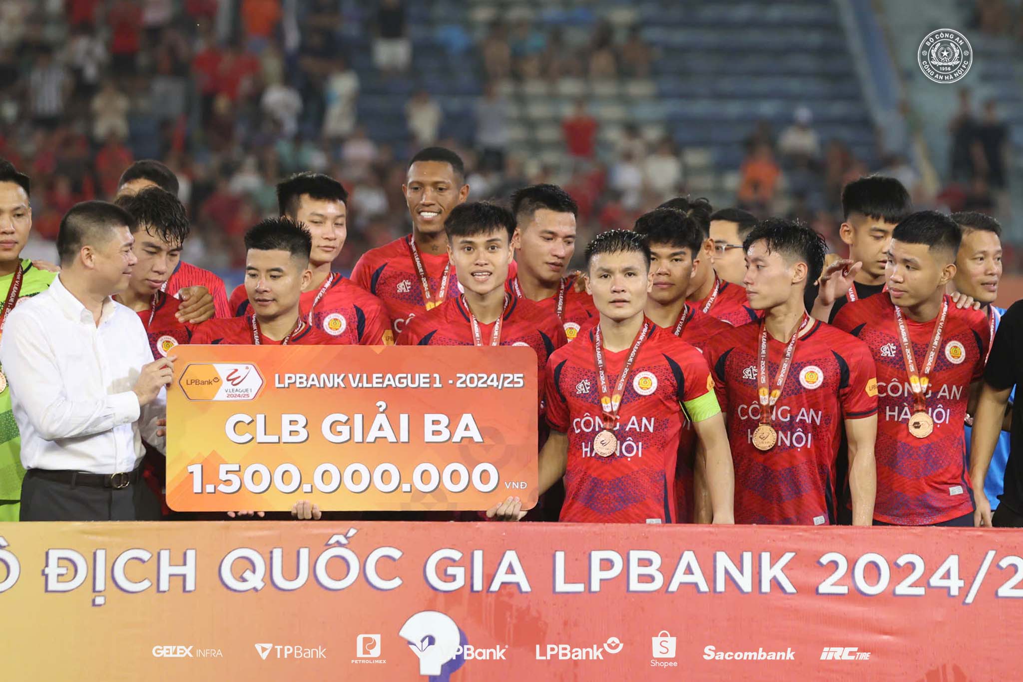 CLB CAHN gianh vi tri thu ba tai giai V-League